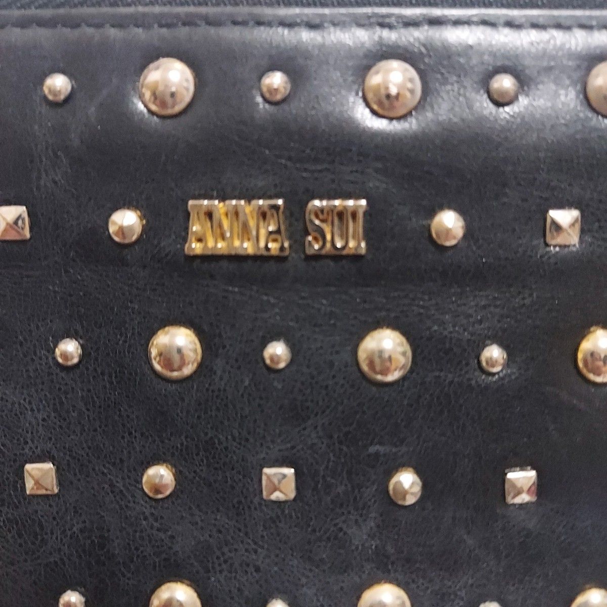 最終値下げ 美品 アナスイ ANNA SUIレザースタッズラウンド 最終値下げ 美品 アナスイ ANNA SUIレザースタッズラウンド