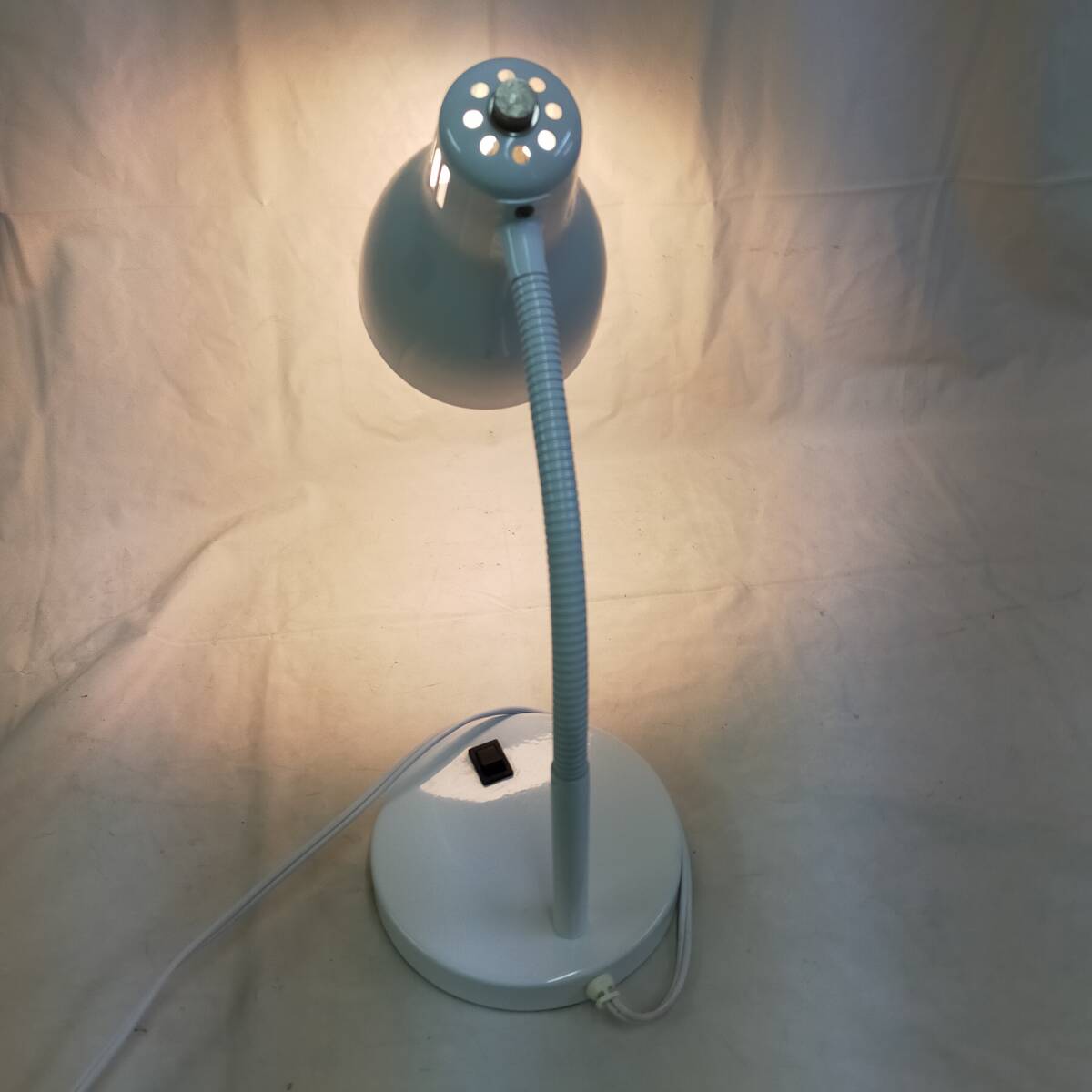 【NITORI デスクライト】動作品 ニトリ E-17 MAX40W ボタン式 ホワイト 卓上照明 ランプ デスクライト ワークライト 電気スタンド 送料無料_画像5