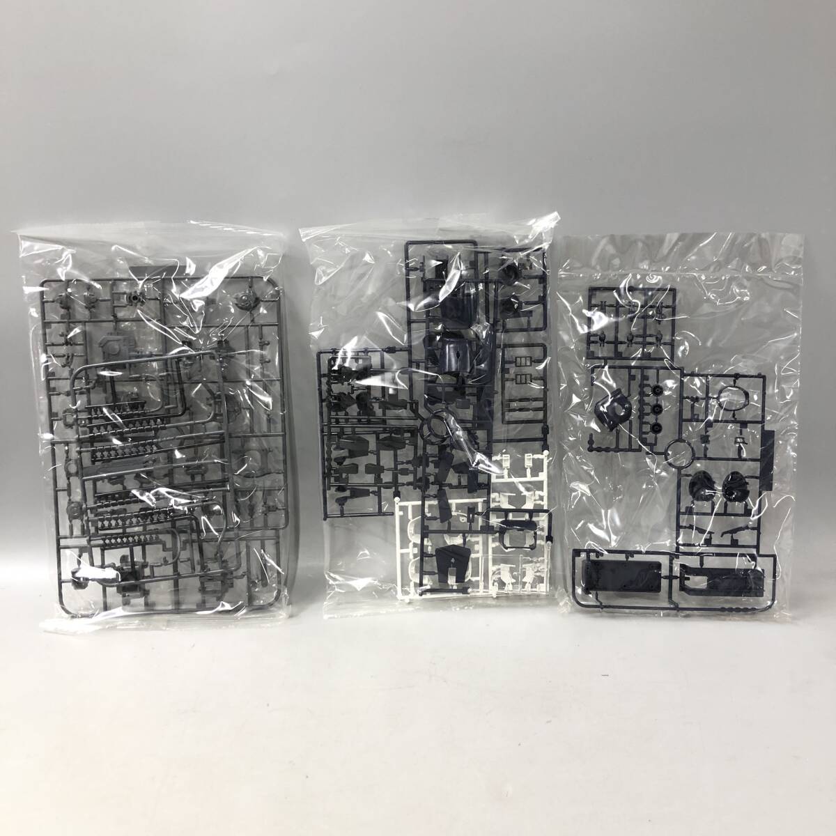 ★E04454【未組立品】BANDAI バンダイ/プラモデル/ジオン公国軍/宇宙空間戦闘用高機動型モビルスーツ/MS-06R 黒い三連星ザク Ver.2.0/1/100の画像5