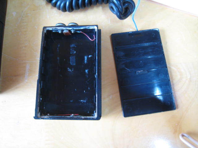 アナログ消防携帯無線機　ＮＥＣ_電池パックはカラです。