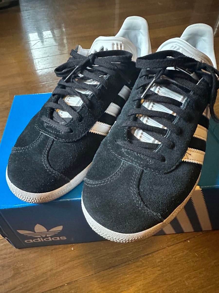 adidas スニーカー