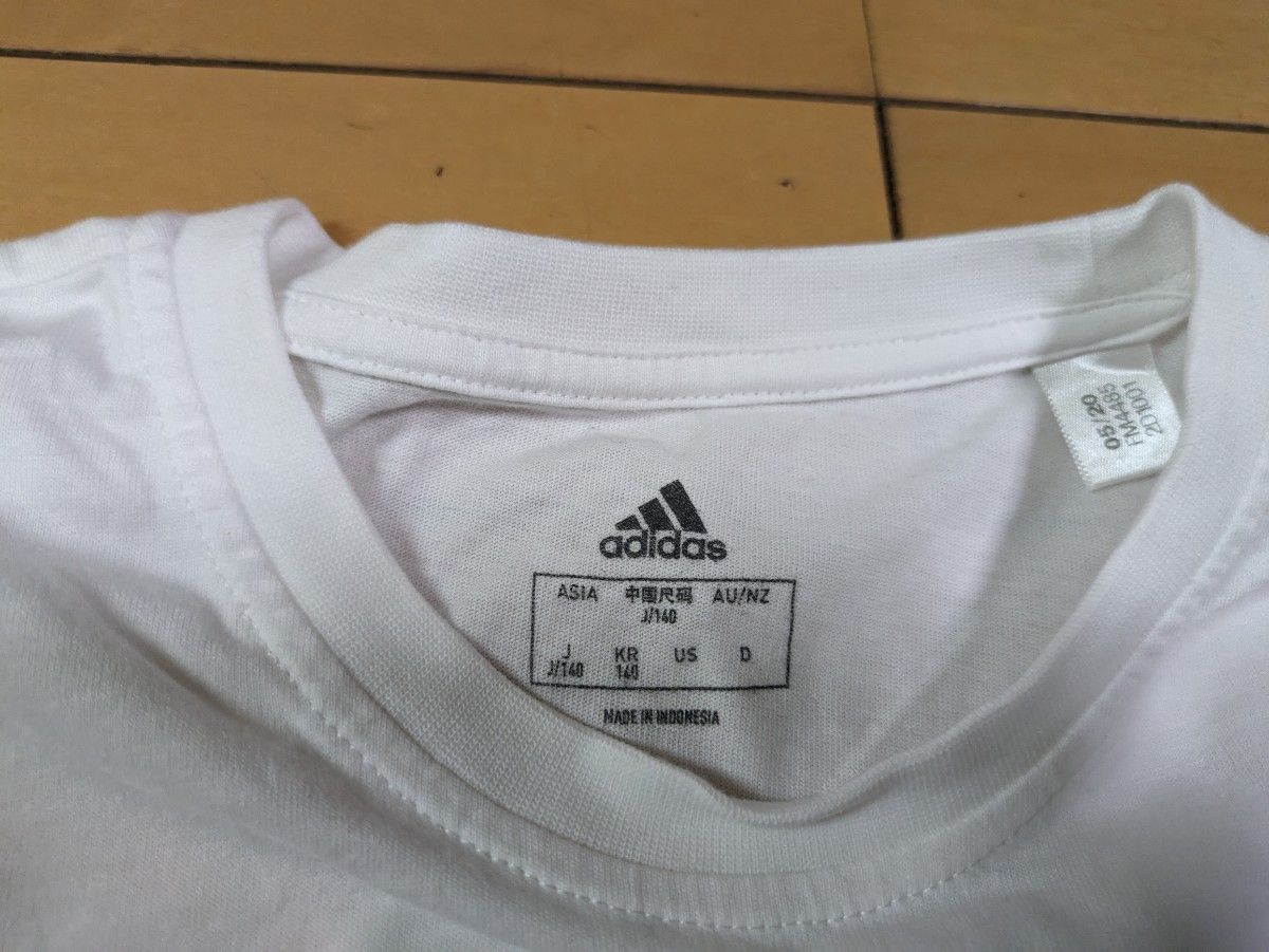 adidasアディダス　キッズ 半袖 Tシャツ　135