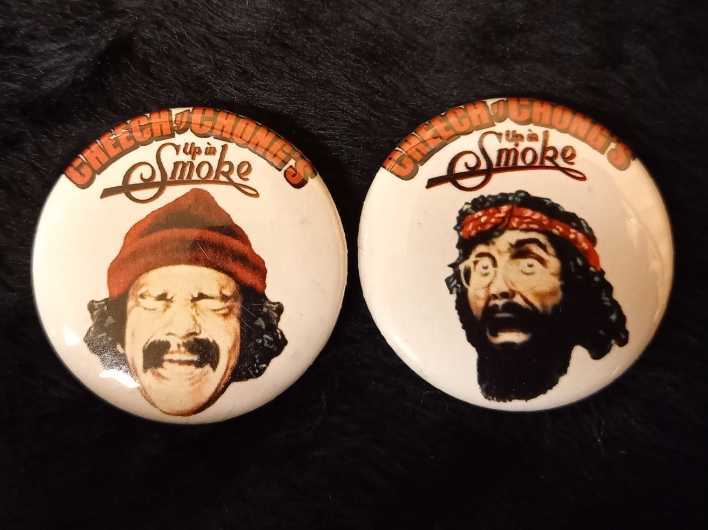 Cheech&Chong オフィシャル缶バッジ 2個セット チーチ&チョン 喫煙具 正規品 チーチョン マリファナ映画 ガンジャ レア物 大麻