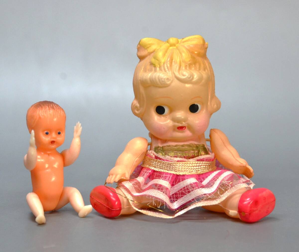 小さなセルロイドの幼児人形　小さな樹脂製赤ん坊人形　2点セット　昭和レトロ　アンティーク　セルロイド　　　　　　 　_画像2