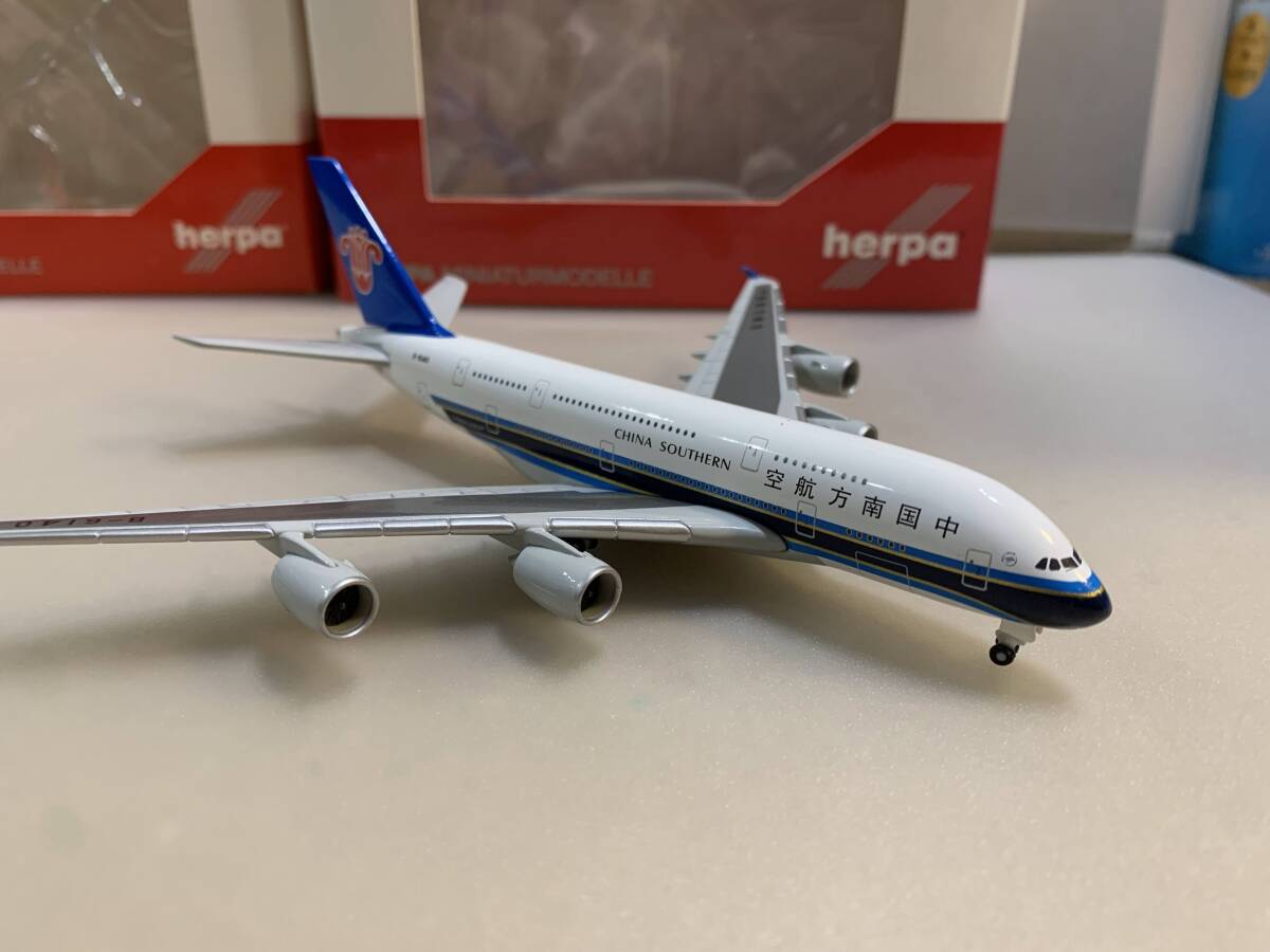 1円～　2個セット　1/500　LTUインターナショナル航空　MD-11、1/500　中国南方航空　A380-800　ヘルパウイングス製　美品_画像6