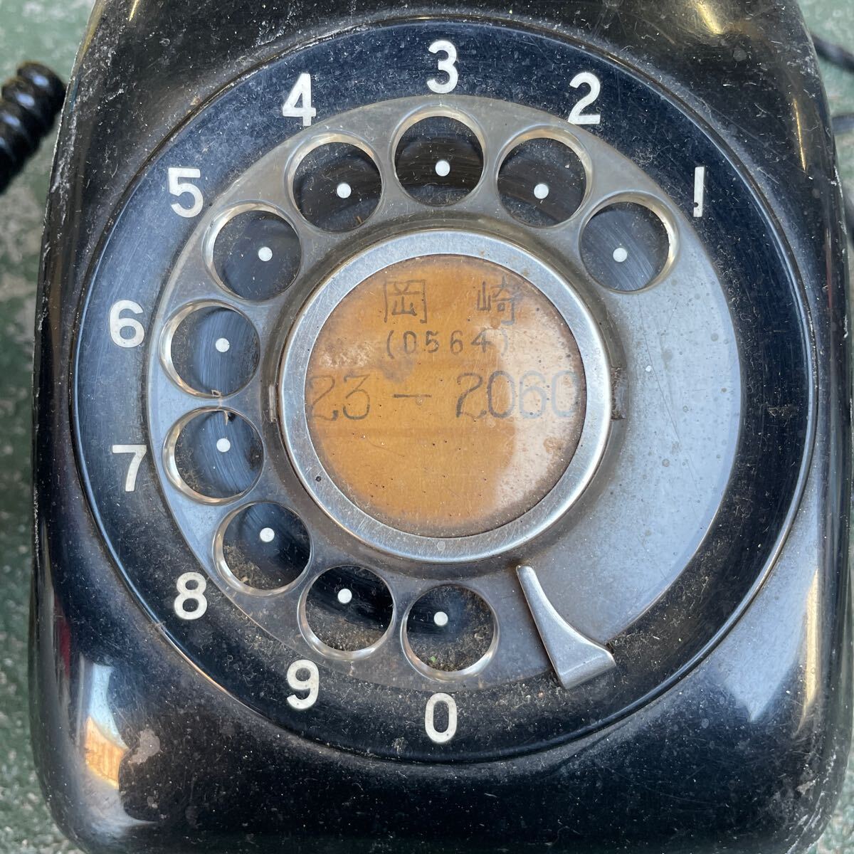 【店H-94】（ジャンク）黒電話 昭和レトロ アンティーク 電話機 ダイヤル式 レトロ インテリア ダイヤル式電話機 縦22横22㎝_画像3