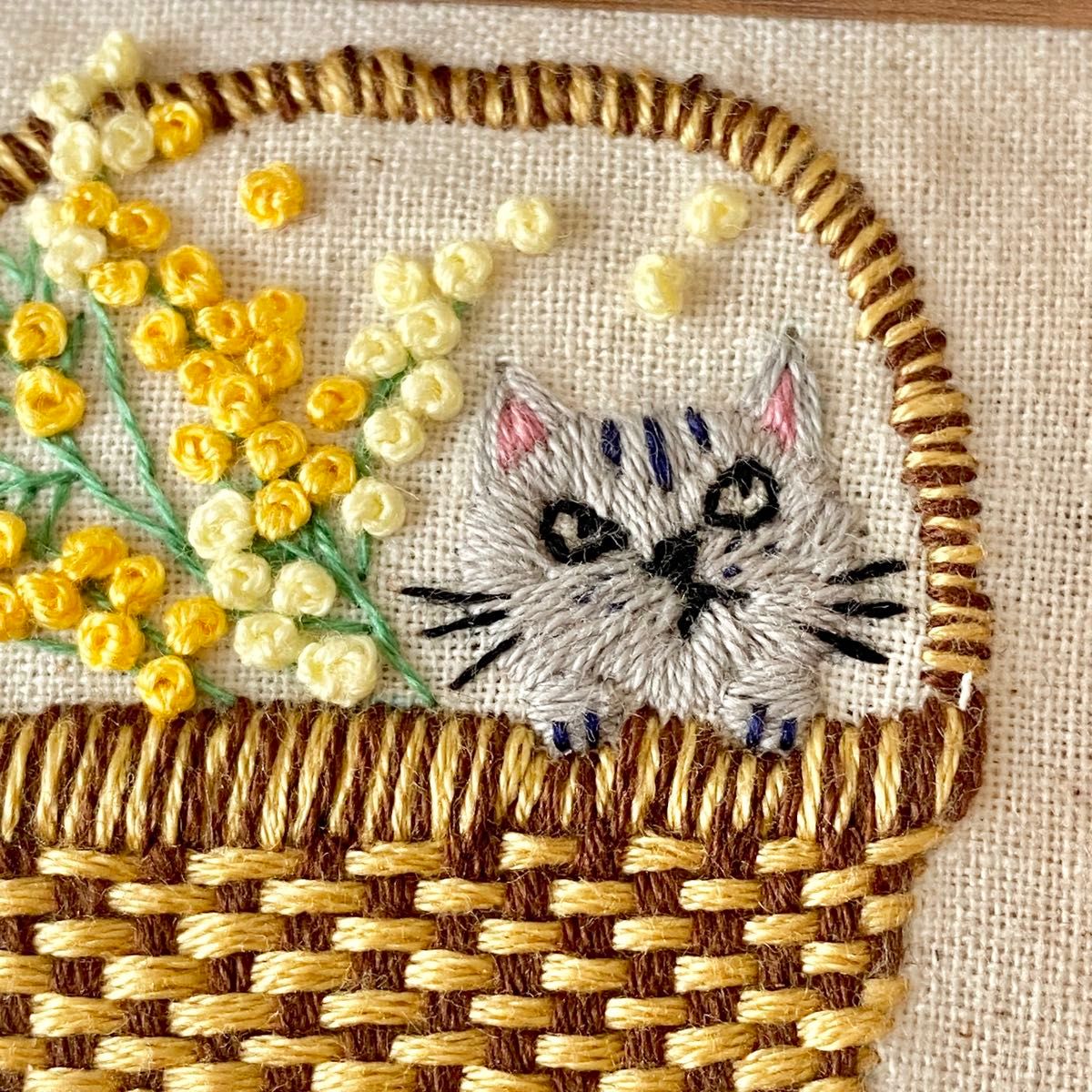 【ハンドメイド】 ぶっきらぼうな 猫 と ミモザ  インテリア 刺繍
