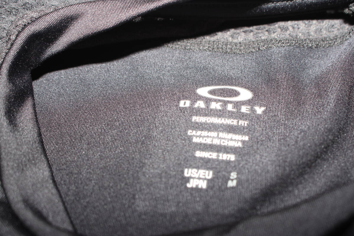 未使用　メンズM　黒　オークリー OAKLEY/タンクトップ スポーツウェア トレーニング ランニング FOA403533　送料無料即決