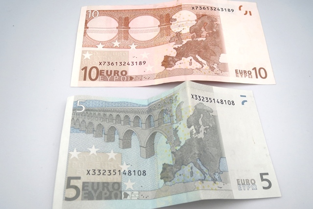 □H79161:外国紙幣 　合計15EURO　10ユーロ/1枚　5ユーロ/1枚 EURO 紙幣　_画像2
