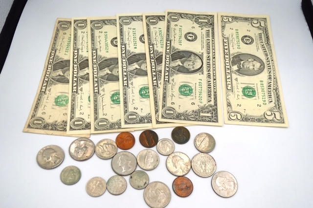 □H79636:アメリカ ドル　紙幣 1ドル札 6枚 5ドル札 1枚 その他硬貨　まとめ 12ドル以上_画像1