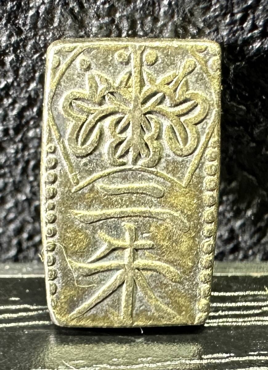 古銭 天保二朱判金 硬貨 コイン 1.65g 約0.8x1.3cm 9D249AN_画像1