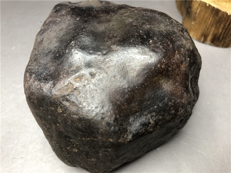 隕石・鉄隕石・磁石にくっつく・原石　マダガスカル　重さ約909ｇ　黒檀木台付き