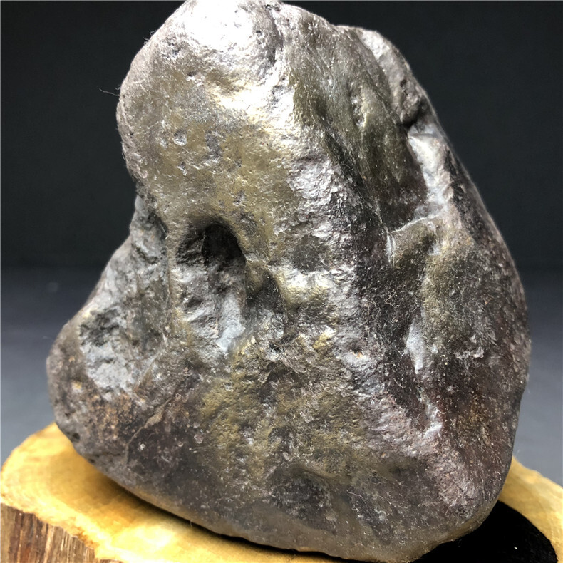 隕石・鉄隕石・磁石にくっつく・原石　マダガスカル　重さ約909ｇ　黒檀木台付き