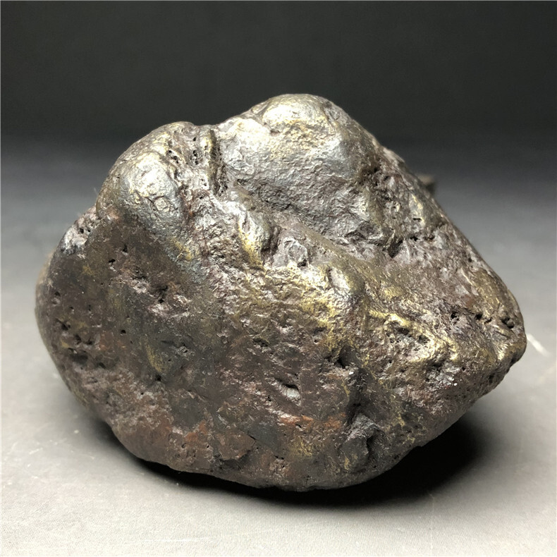  метеорит * металлический метеорит * магнит .....* необогащённая руда madaga Skull вес примерно 559g дерево шт. имеется 