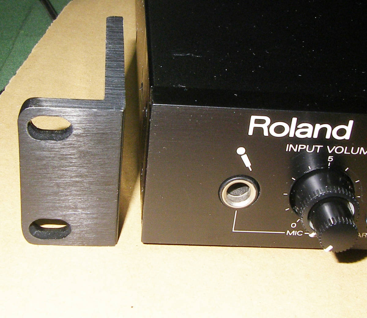 *Roland AR-2000/FM-40/FG-1000/SRV-2000/SRA-200E/SDE-3000 other RACK MOUNT подставка крепление. уголок 1U*