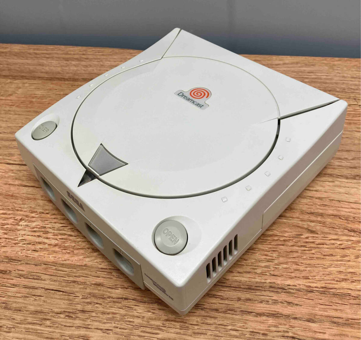 ジャンク ★ SEGA HKT-3000 Dreamcast ドリームキャスト 本体 コントローラー×2 メモリーカード×3 電源、AVケーブル_画像2