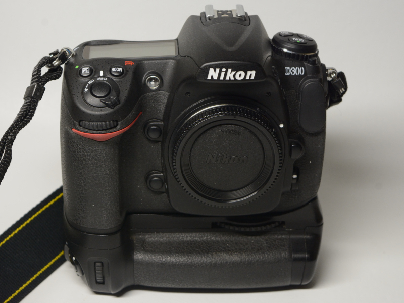 Nikon D300 MB-D10セット 中古完動品_画像1