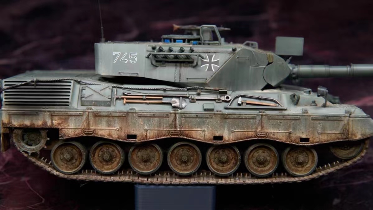 1/35 ドイツ レオパルト1A4 戦車 組立塗装済完成品_画像6