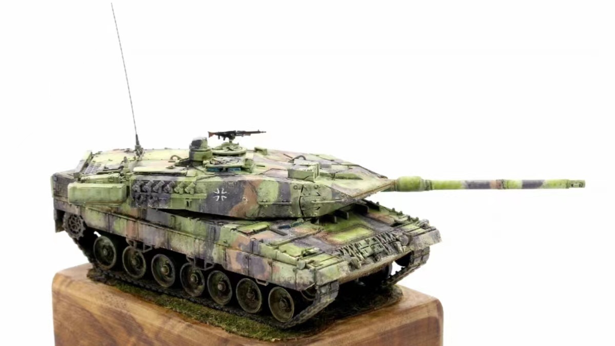 1/72 ドイツ レオパルト2A7 主力戦車 組立塗装済完成品 展示台付き_画像4