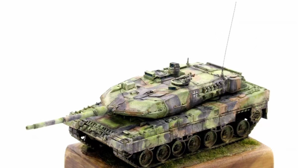 1/72 ドイツ レオパルト2A7 主力戦車 組立塗装済完成品 展示台付き_画像3
