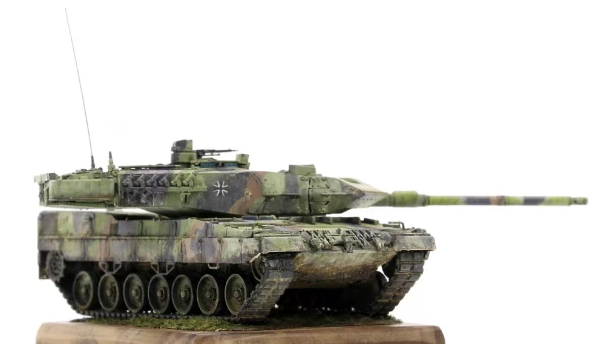 1/72 ドイツ レオパルト2A7 主力戦車 組立塗装済完成品 展示台付き_画像8