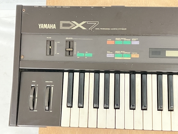 【動作保証】 YAMAHA DX7 シンセサイザー キーボード 61鍵 ROMカートリッジ ソフトケース付属 ヤマハ ジャンク W8843993_画像5