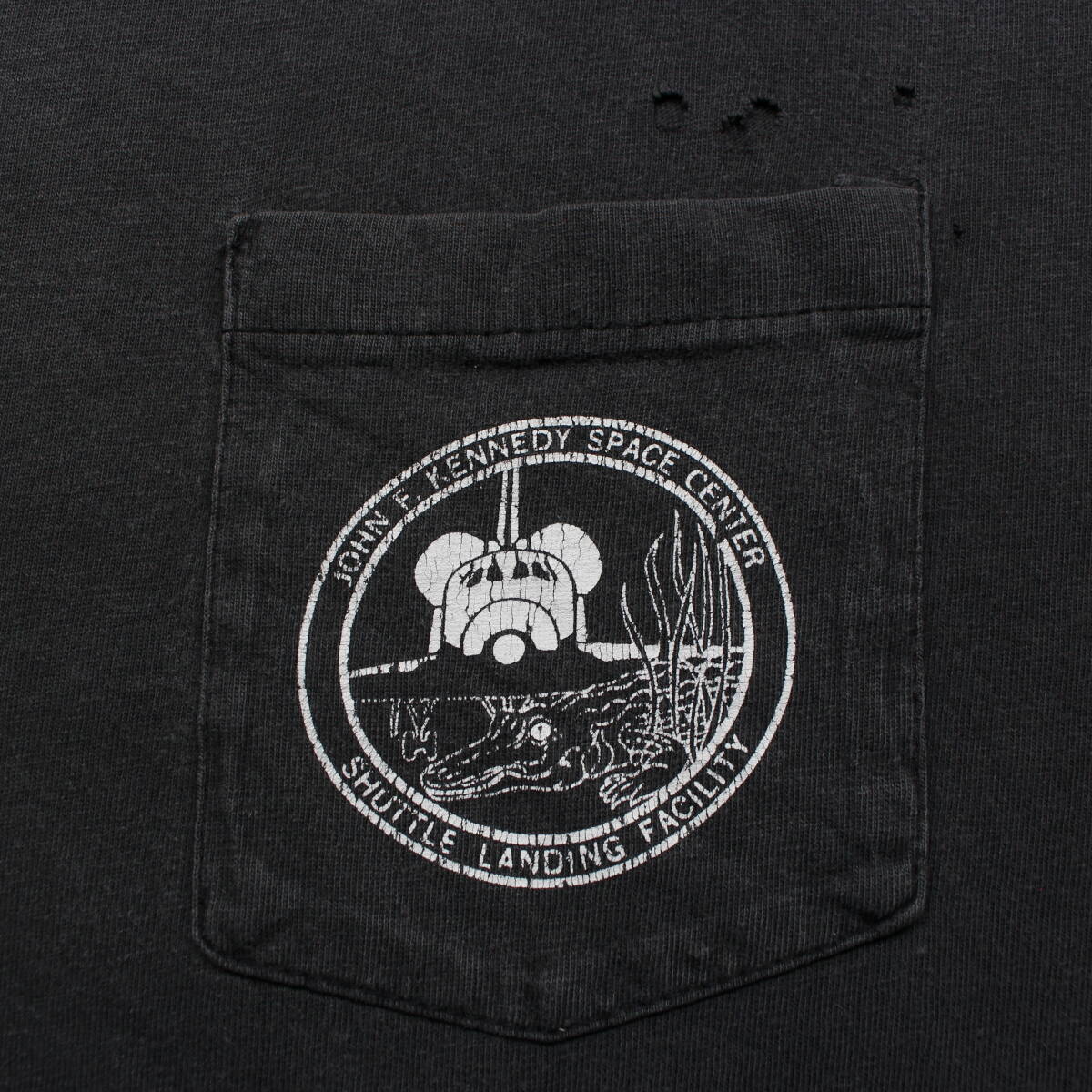 1990s アメリカ航空宇宙局 NASA ジョン F ケネディ宇宙センター ヴィンテージTシャツ 月面 アートXXL古着 地球 スペースUSAアポロ フェード_胸ポケット上部に小穴　フロリダ名物のワニ