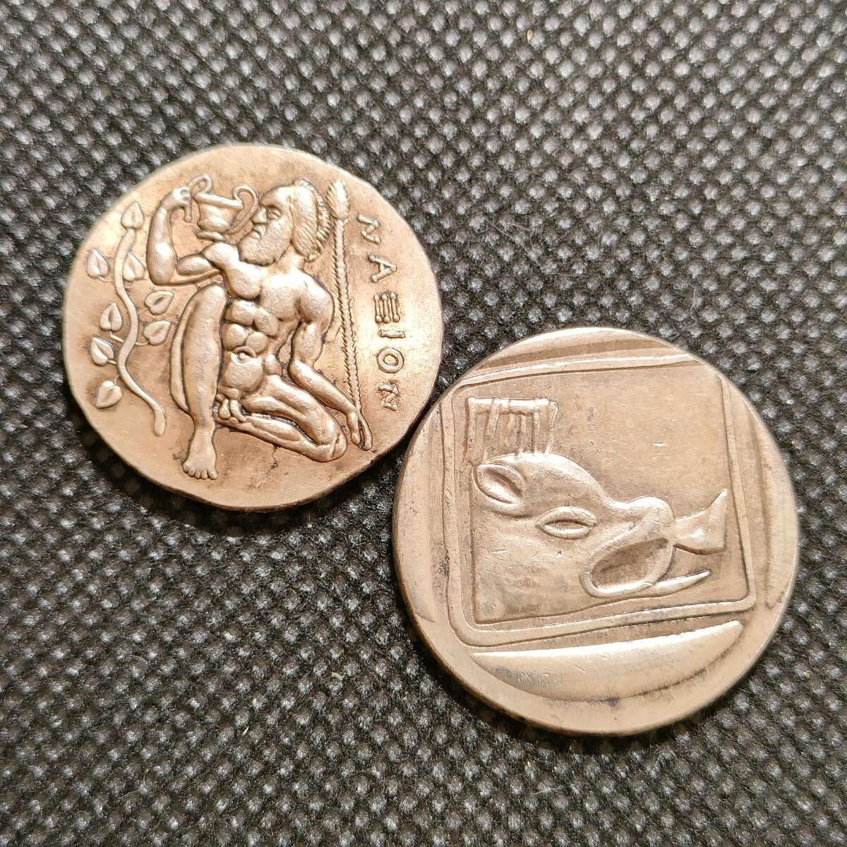 8138　古代ローマ　ギリシャ古銭2枚　チャレンジコイン　アンティークコイン_画像2