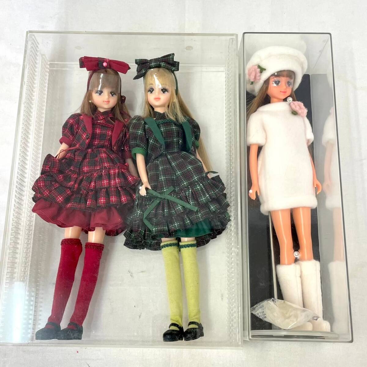 R261-O43-369 TAKARA タカラ リカちゃん人形 3点セット チェック ワンピース 赤 緑 ホワイト ワンピース 白 約27cm 箱付き_画像1