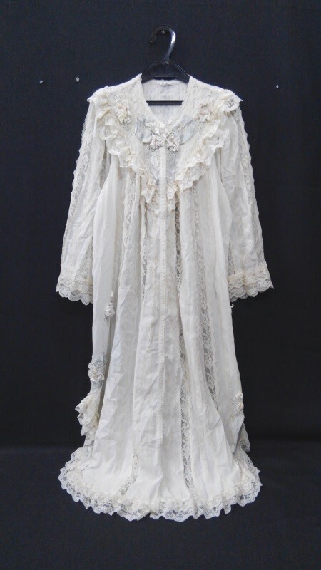 r2_3110r superior article La.Lunna Night wear long negligee long sleeve front . button floral print .... race ivory 