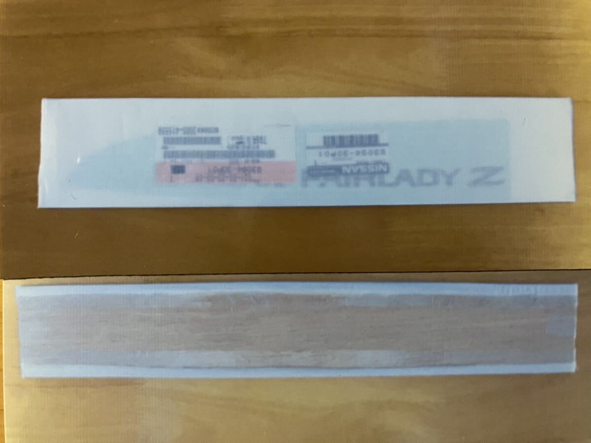 ４個限り 新品 Z32 フェアレディZ リアエンブレム ネ-ムラベル (NISSAN FAIRLADY Z) 40P01 1個 日産純正品_上段、シート材養生/下段裏面2.5㎜板材
