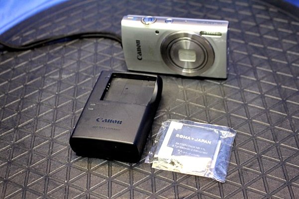 3台入荷 CANON/キヤノン コンパクトデジタルカメラ IXY 180 シルバー /新品バッテリー*1個＆充電器付 44395Yの画像1