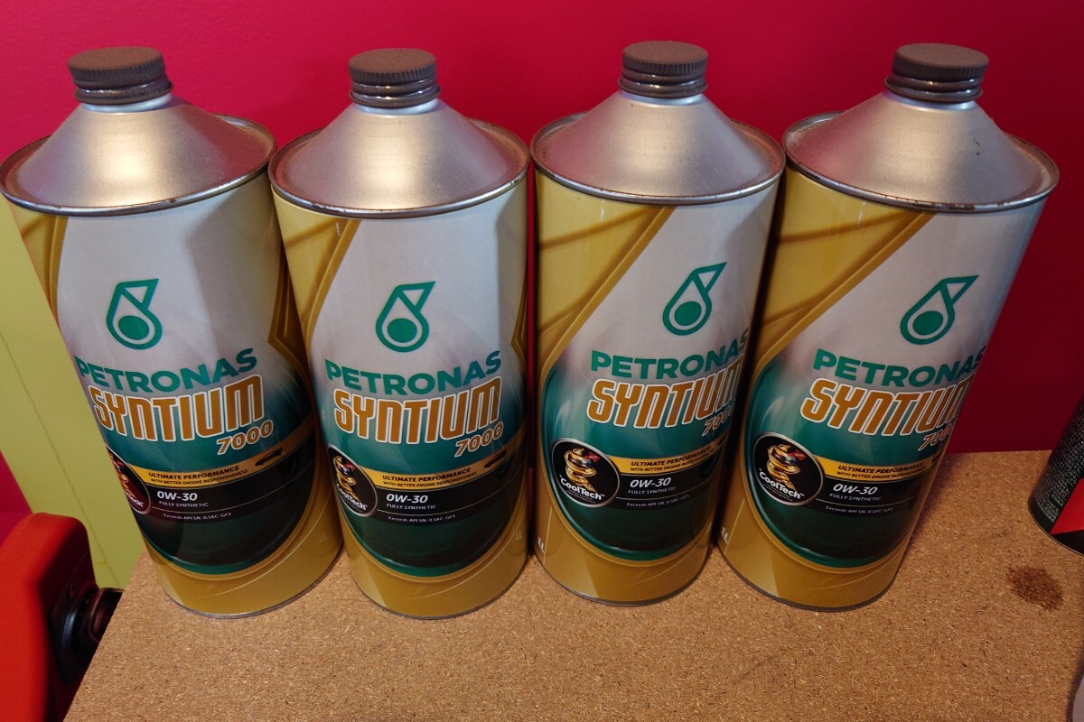 * new goods unused *pe Toro nassintium7000 0W30 PETRONAS SYNTIUM7000 height performance engine oil 100% science compound oil 1 liter can 4 pcs set 