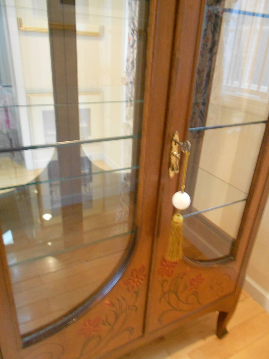 * Italy made * high class glass cabinet * display shelf * the back side mirror attaching * delivery un- possible region equipped *