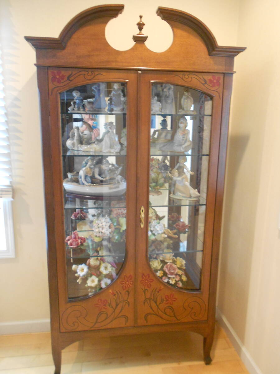 * Italy made * high class glass cabinet * display shelf * the back side mirror attaching * delivery un- possible region equipped *