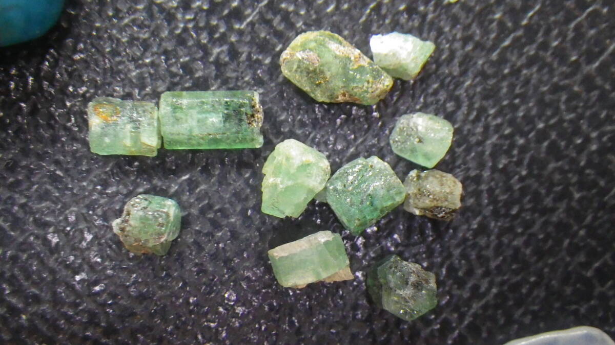コロンビア・ムソー鉱山産のエメラルド原石セットです。　写真全量、宝石質な６角柱結晶も_画像3