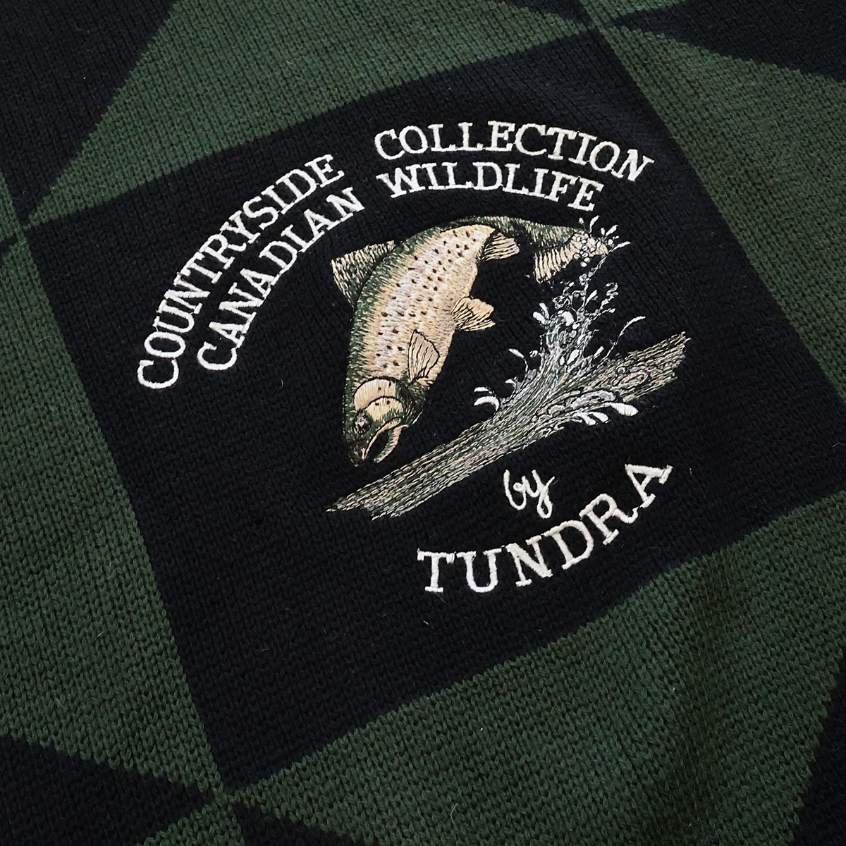 【Mサイズ】TUNDRA COUNTRYSIDE COLLECTION CANADIAN WILDLIFE ツンドラ ヴィンテージ ニット セーター 黒×緑系 魚 長袖 003FCZFI23の画像4