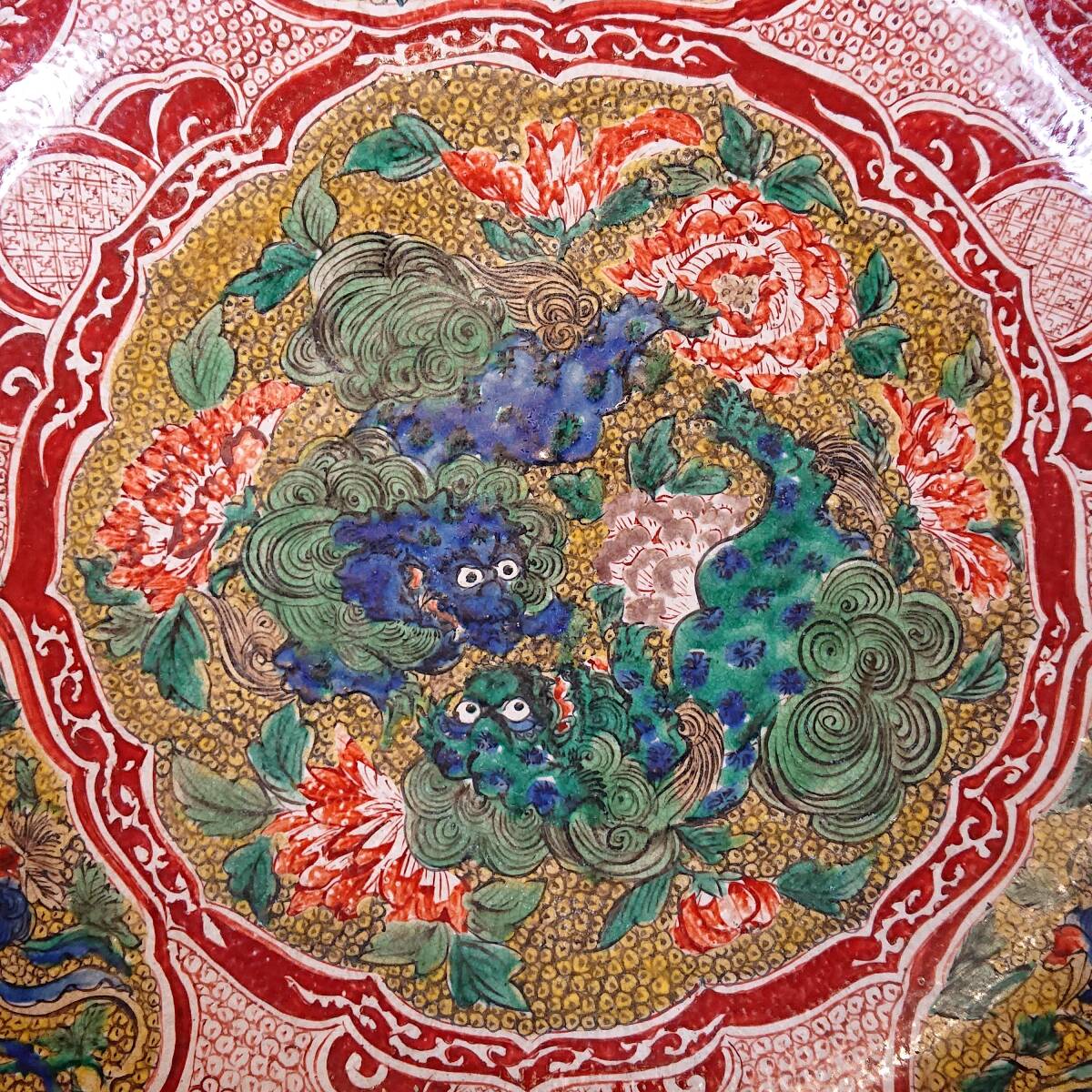 A02-0520　再興九谷 大皿 飾り皿 陶製 赤色絵 唐獅子図 左若銘 若杉窯_画像3