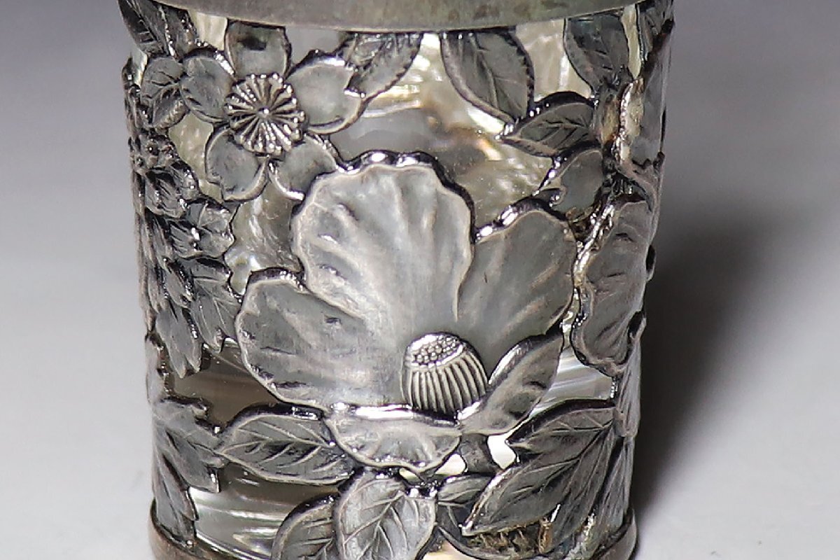 【桃】酒器ぐい呑み：銀製透かし彫椿菊牡丹図ガラスショットグラス_画像2
