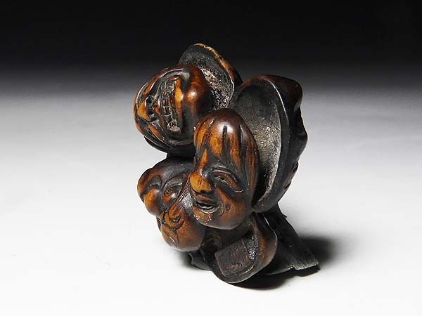 [ персик ].. предмет : дерево гравюра netsuke .. поверхность . гора 