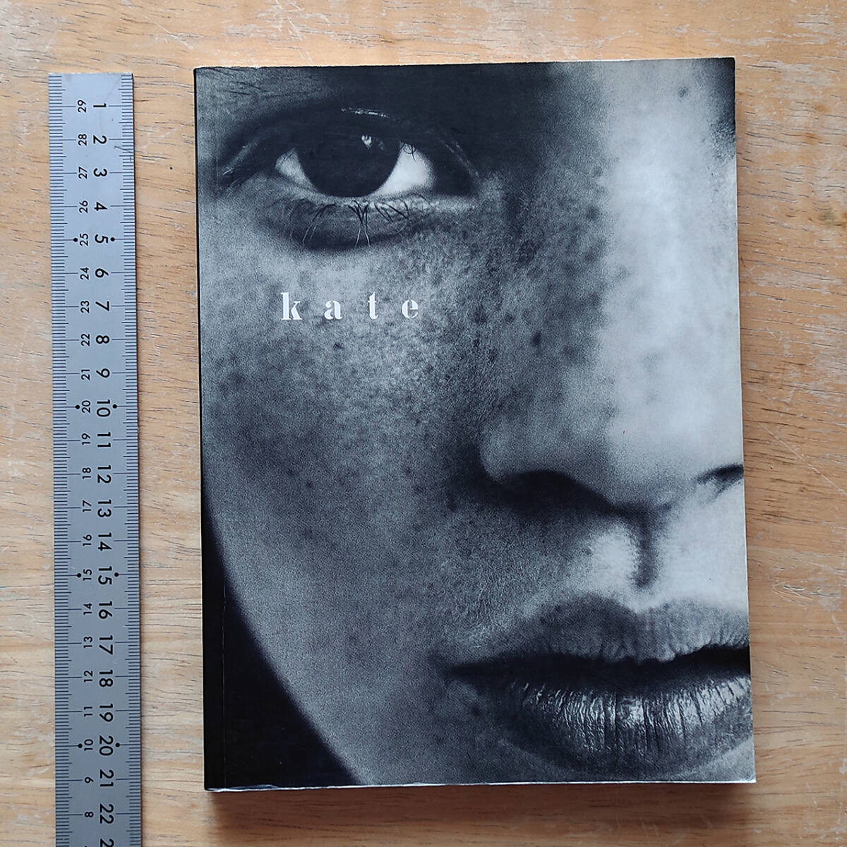 ケイト・モス ★ Kate Moss ★ 写真集 [kate] ★ 中古本 ★ 洋書 ★ サイズ・天地約210ミリ ★ Pavilion Books ★ ファッションモデル_画像1