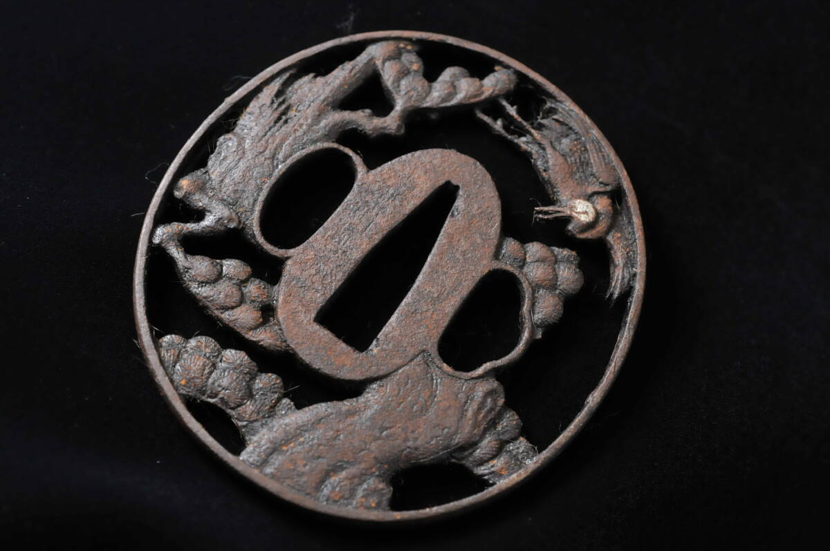 [ guard on sword ] less . iron ground tree on bird . circle guard on sword 74×70mm weight :74g thickness : approximately 4.3mm tree boxed 0305036-14