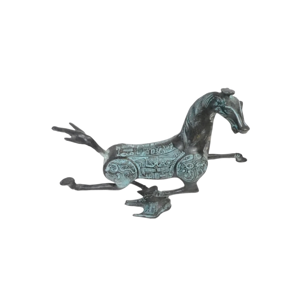 置き飾りとして雰囲気を造るのに適した魅力ある逸品！中国古玩 青銅器 飛ぶツバメを踏みつけている馬の像 汗血馬 置物 1980年代 TTH605_画像5