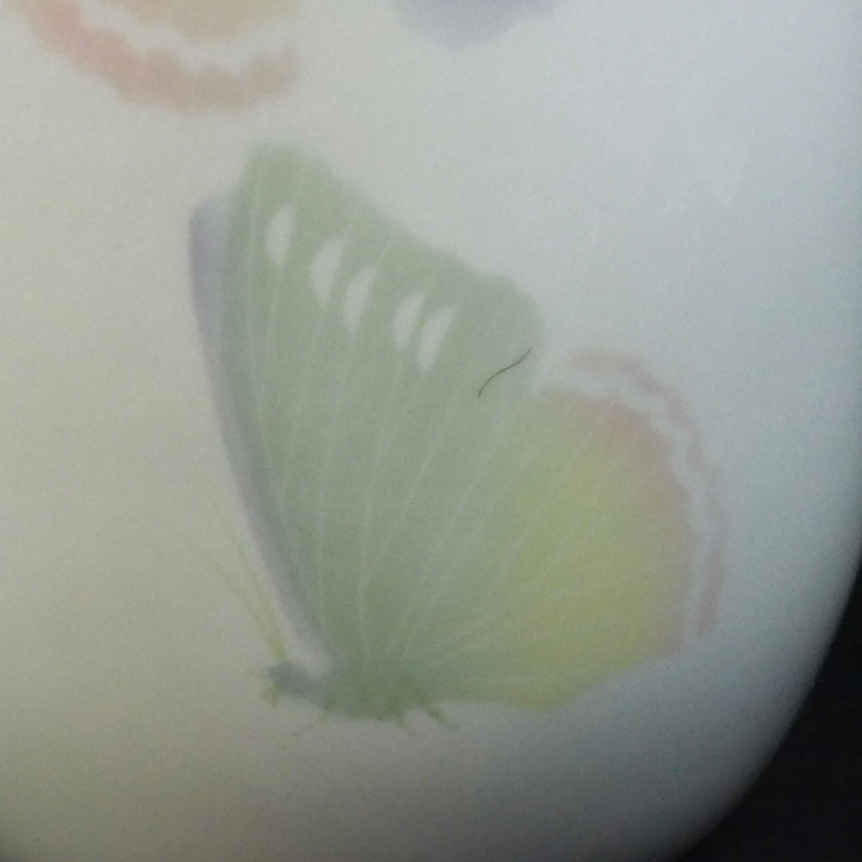 気品と優雅さを感じられる花瓶！昭和ビンテージ 有田焼 深川製磁「色絵彩磁蝶文花瓶」1980年代 OTS605_画像4