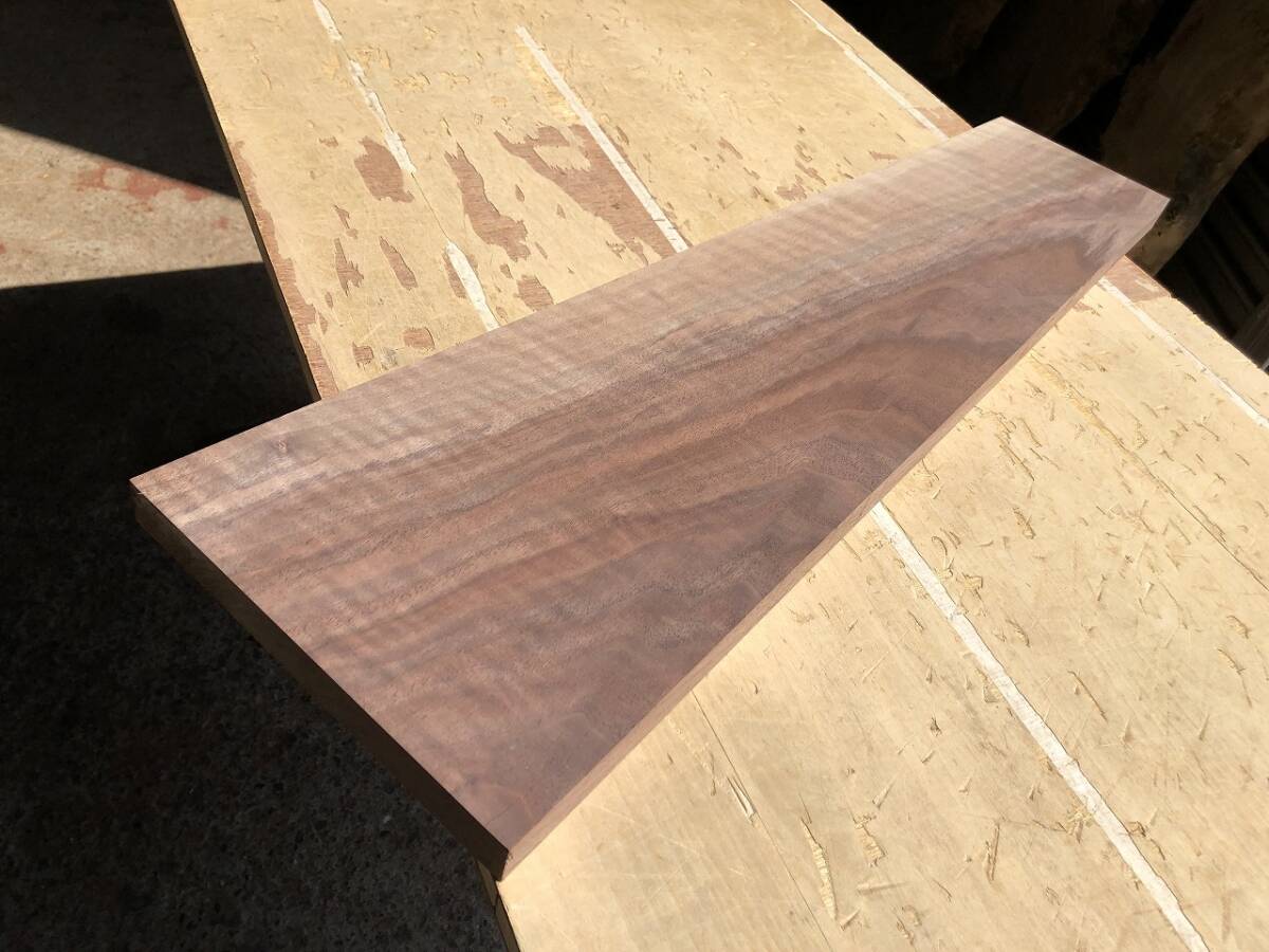 1円スタート！【U571】ウォルナット 685×137～205×23㎜ 板材 乾燥材 木工 DIY 木材 無垢材《銘木すずめや》の画像1