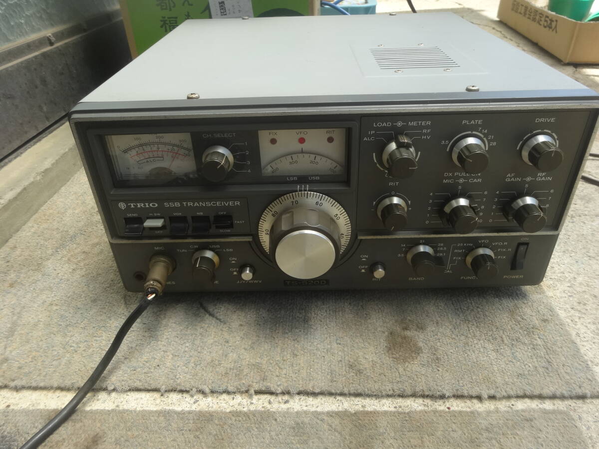 TRIO TS-５２０D SSBトランシーバー 無線機 トリオ アマチュア無線 通電確認済 中古 ジャンク品 TS-520Dの画像1