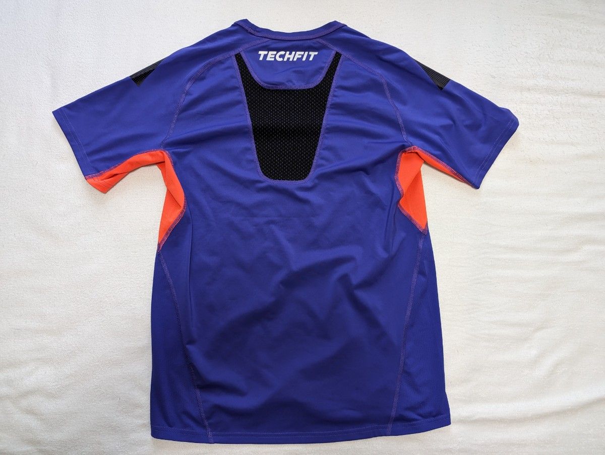 ◆adidas TECHFIT トレーニングシャツ　Lサイズ