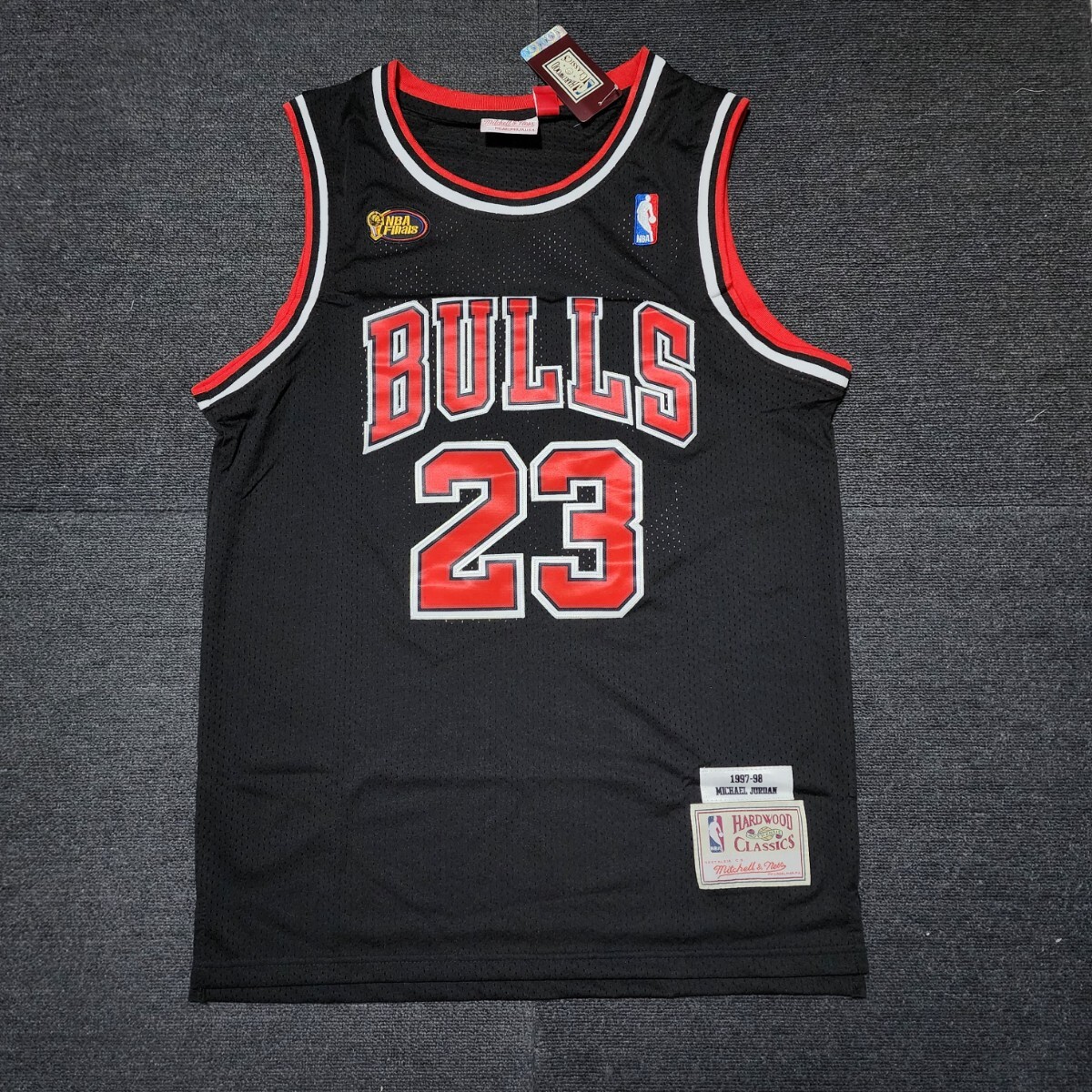 NBA　シカゴ・ブルズ　JORDAN選手　バスケットシャツ　ゲームシャツ　バスケットユニフォーム　サイズXL　ブラック　刺繍　1997−98_画像1