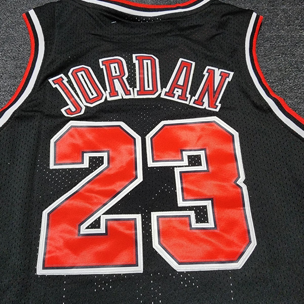 NBA　シカゴ・ブルズ　JORDAN選手　バスケットシャツ　ゲームシャツ　バスケットユニフォーム　サイズXL　ブラック　刺繍　1997−98_画像4