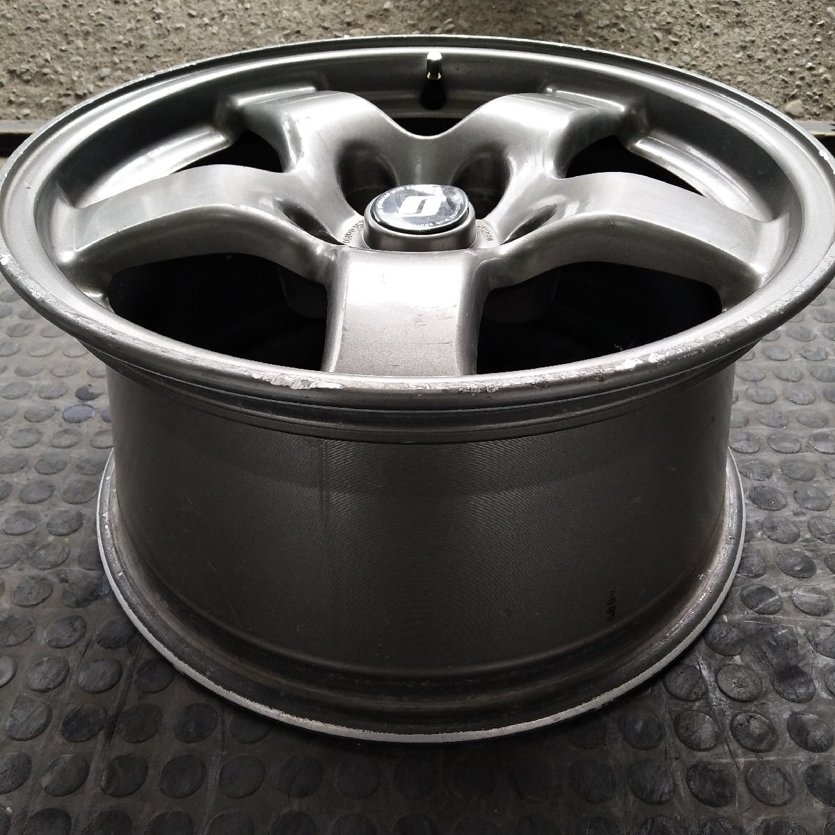 管理番号：A4-159【1本のみ】【16x8J 5x114.3 ET+30 ハブ66】日産NISSAN純正・R32 スカイライン GTR等・店頭引取・適格請求書発行可能_画像2